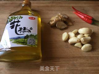 花椒油烧鸡爪的做法步骤：1