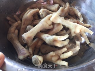 花椒油烧鸡爪的做法步骤：2