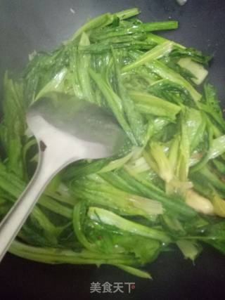 豆豉鲮鱼炒油麦菜的做法步骤：4