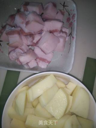 土豆烧肉的做法步骤：1
