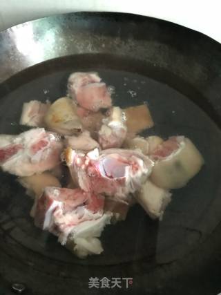 电饭煲猪蹄的做法步骤：1