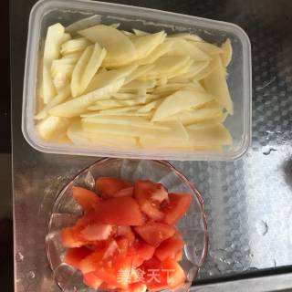 西红柿炒土豆的做法步骤：1