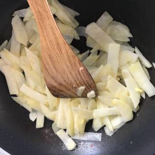 西红柿炒土豆的做法步骤：2