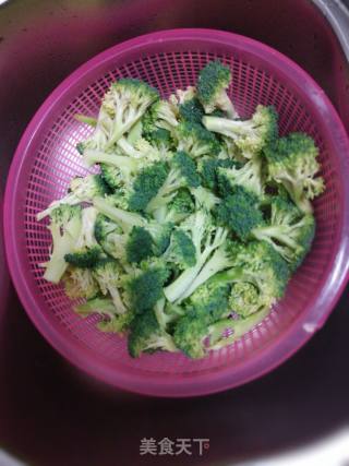素炒西兰花的做法步骤：1