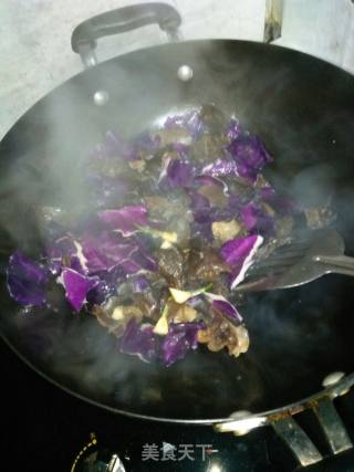 紫甘蓝木耳炒鸡蛋的做法步骤：4