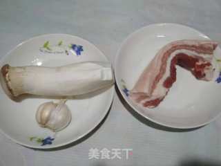 五花肉炒杏鲍菇的做法步骤：1