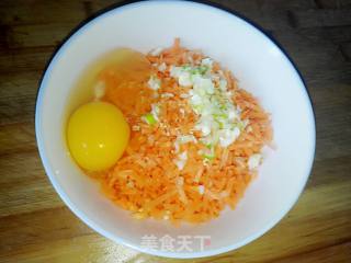 胡萝卜鸡蛋饼的做法步骤：2