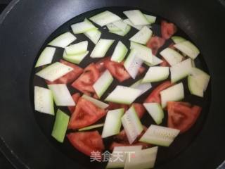 西红柿蛋白瓜片汤的做法步骤：7