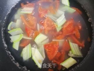 西红柿蛋白瓜片汤的做法步骤：9