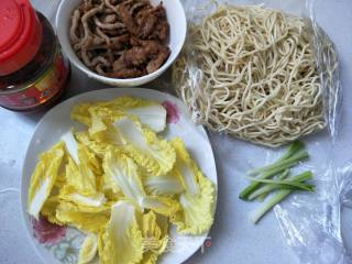 瘦肉炒面的做法步骤：1