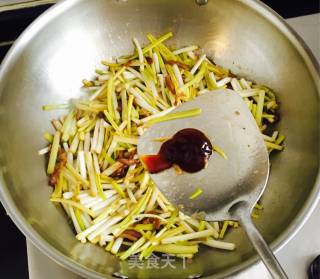 肉丝炒蒜黄的做法步骤：7