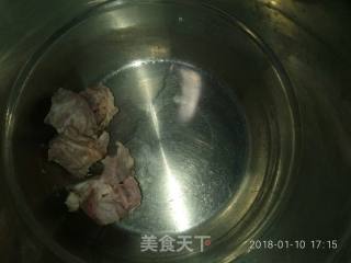 莲藕花生骨头汤的做法步骤：2