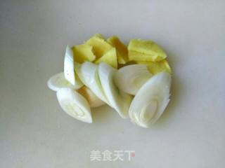 尖椒土豆炖翅根的做法步骤：1