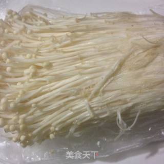 金针菇拌杏仁的做法步骤：1
