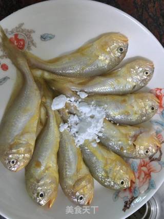 豆酱蒸小黄鱼的做法步骤：3