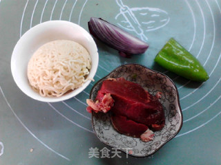 #御寒美食#牛肉炒方便面的做法步骤：1