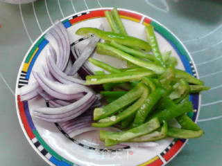 #御寒美食#牛肉炒方便面的做法步骤：2