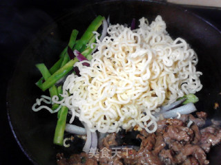 #御寒美食#牛肉炒方便面的做法步骤：13