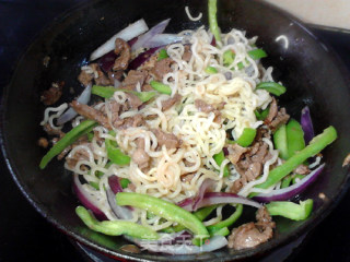 #御寒美食#牛肉炒方便面的做法步骤：14