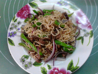 #御寒美食#牛肉炒方便面的做法步骤：15