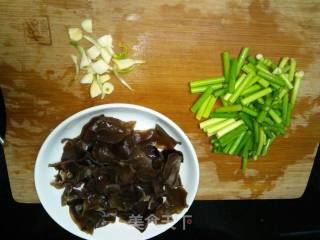 “ 鸡蛋美食 ”蒜苔木耳炒鸡蛋的做法步骤：2