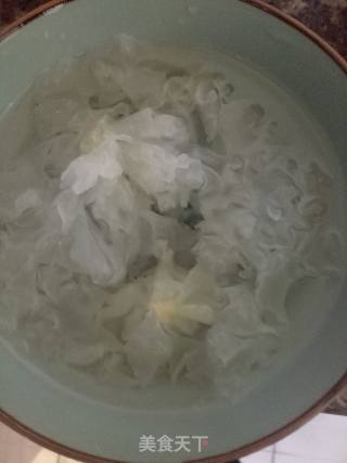 苹果银耳瘦肉汤的做法步骤：1