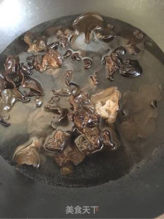 腊八蒜拌木耳的做法步骤：1