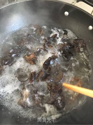 腊八蒜拌木耳的做法步骤：2