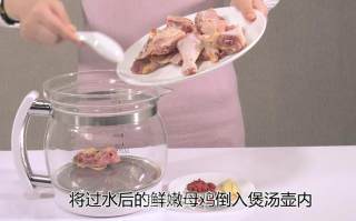 石斛鸡汤的做法步骤：2