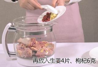 石斛鸡汤的做法步骤：3