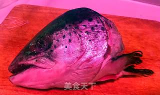 三文鱼头炖豆腐的做法步骤：1