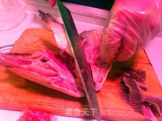 三文鱼头炖豆腐的做法步骤：2
