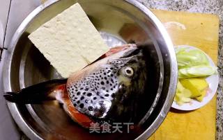 三文鱼头炖豆腐的做法步骤：3
