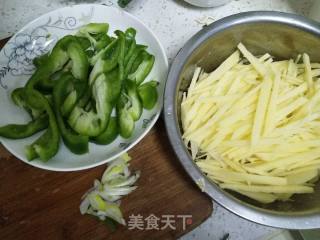 快手清爽菜青椒土豆丝的做法步骤：2