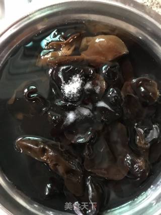 凉拌莲藕木耳的做法步骤：1