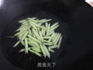 鲜鱿炒芥蓝骨的做法步骤：5