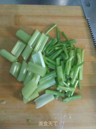 芹菜鸡蛋花胡辣汤的做法步骤：1