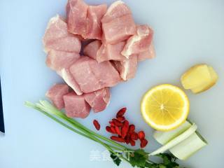 雪梨萝卜瘦肉汤的做法步骤：1