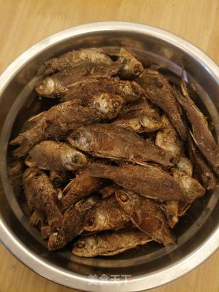 炸小鲫鱼的做法步骤：4