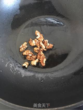 韭菜炒核桃的做法步骤：3
