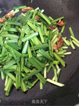 韭菜炒核桃的做法步骤：5