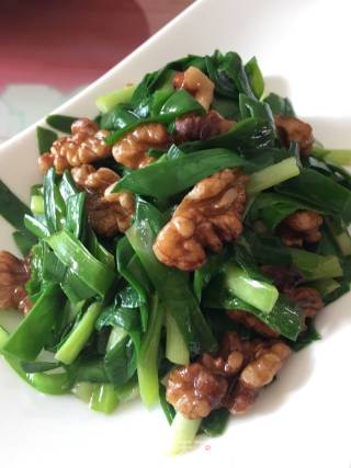 韭菜炒核桃的做法步骤：7