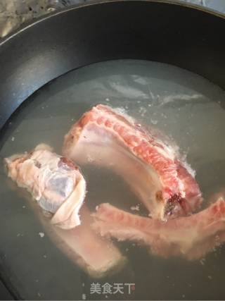 海带炖排骨的做法步骤：1