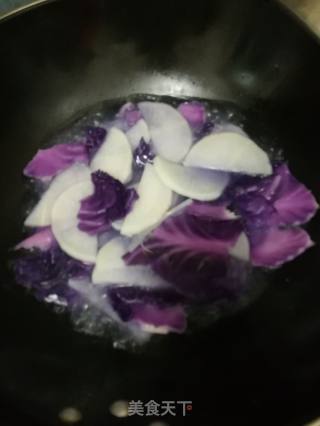 紫甘蓝炒白萝卜的做法步骤：2