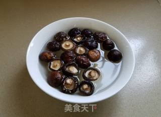 香菇焖鸡的做法步骤：1