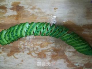 蓑衣黄瓜炒瘦肉的做法步骤：1