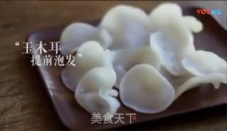 捞汁玉木耳的做法步骤：1