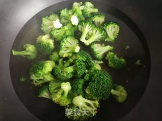西兰花凉拌虫草花的做法步骤：1