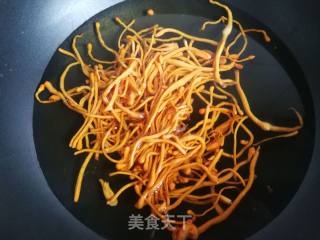 西兰花凉拌虫草花的做法步骤：4