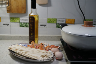 虾仁鸡蛋汤面的做法步骤：1